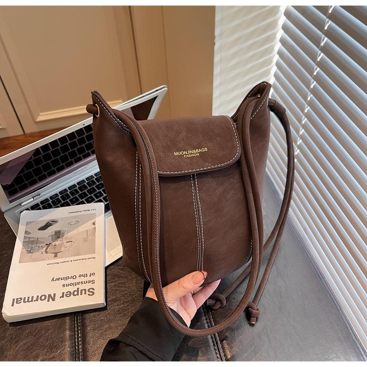 

2025 новая нишевая дизайнерская сумка женская трендовая высококлассная ретро сумка через плечо для通勤 модная универсальная сумка-мессенджер темный кофе