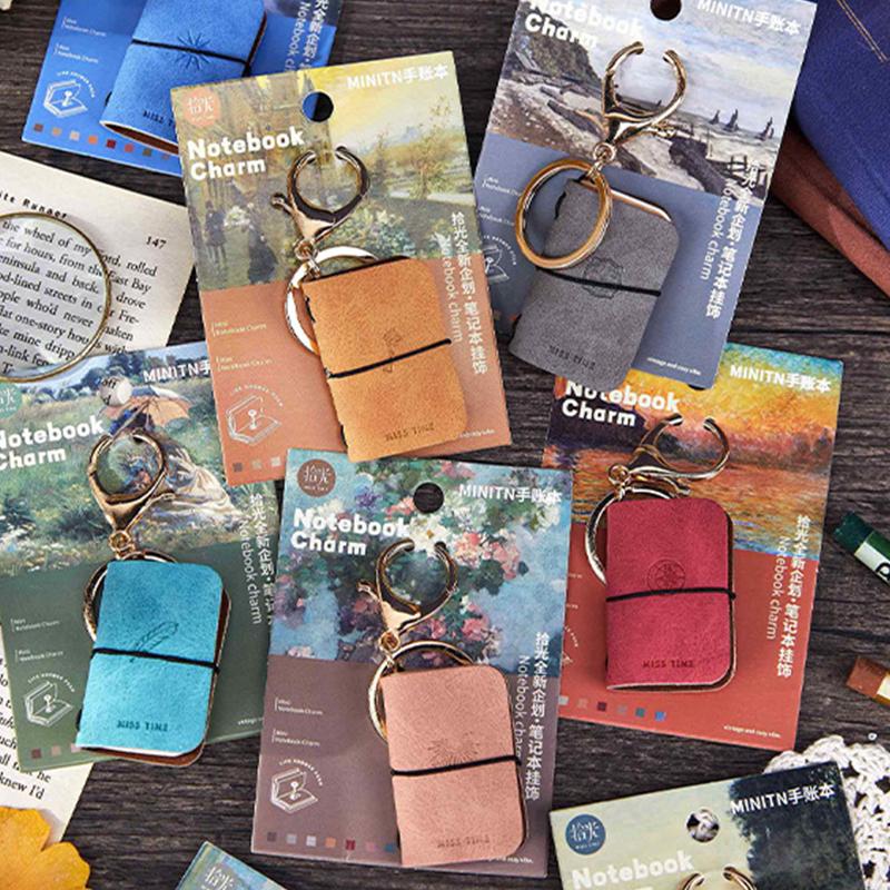 PU Nyckelring Mjukt Läder Mini Bärbar Dagbok Ryggsäcksberlock Anteckningsbok Litterär Stil Förvaringstillbehör
