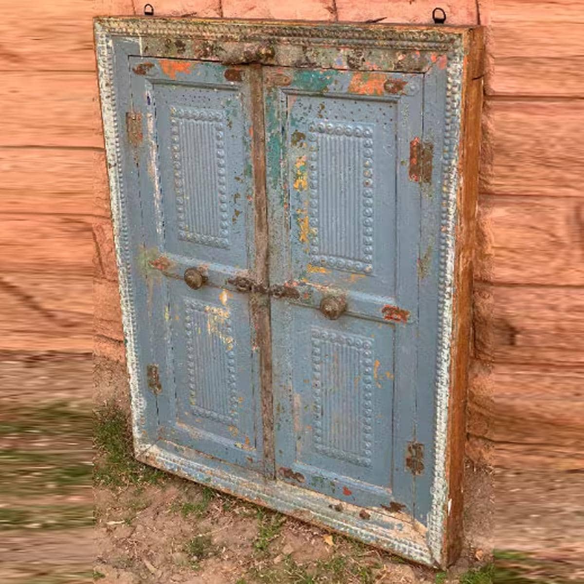 Старинная деревянная окрашенная оконная ставня: Настенный декор из кованого железа разноцветный