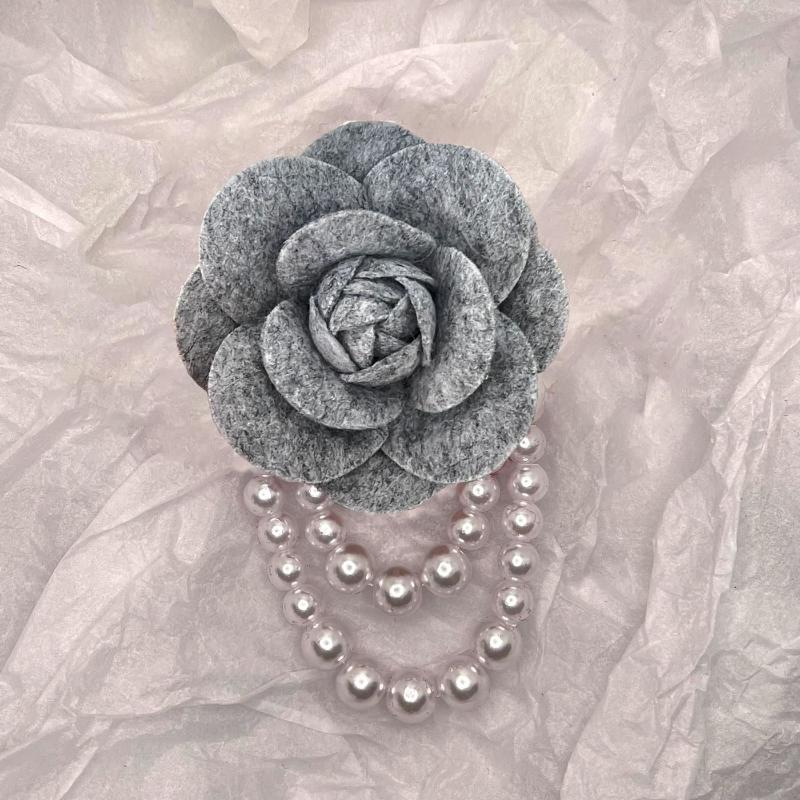 1Pcs French Leather Lapel Pin Corsage Bow Tie Accessory Black And White Plaid Bow Camellia Flower Pearl Tassel Brooch For Women