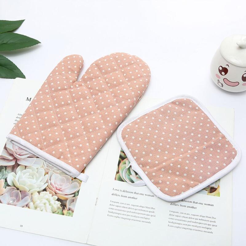 1 set of polka-dot oven mitts and pot holders (choose one color) pink