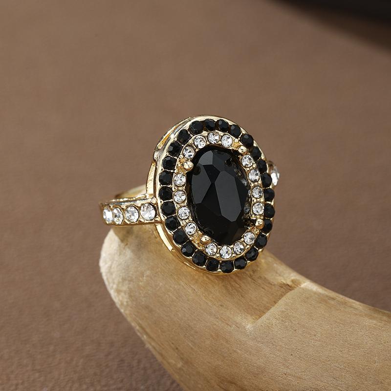 Fashionable Black Oval Inlaid Zircon Women's Ring, Suitable for Brides' Engagement Jewelry, Banquet Party Accessories and Gifts