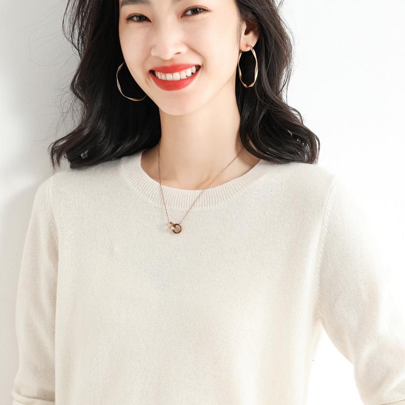 2025 Autumn/Winter Women's Plus Size Korean Style Loose Knit Sweater, Versatile Round Neck Base Layer.