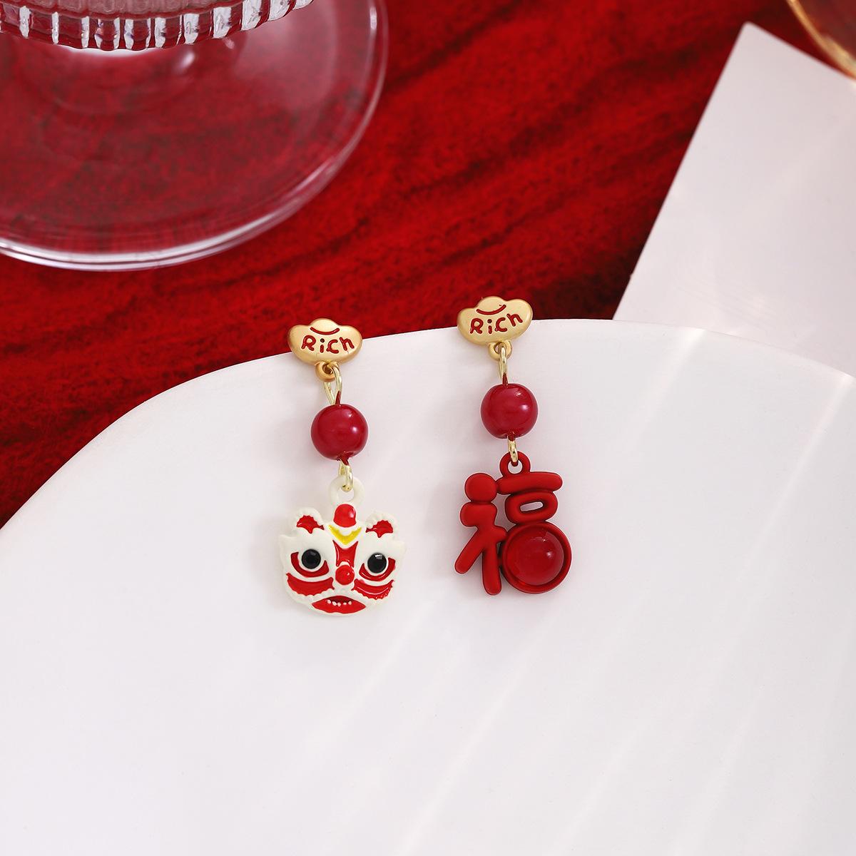 

New Year S Asymmetrical Small Ingot Blessing Lion Earrings, Light Luxury High-End Feeling Festive And Unique Temperament Earrings