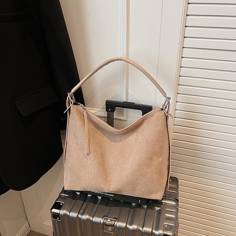 

Retro bag women s large capacity 2025 new autumn and winter versatile simple shoulder bag popular commuter tote bag this year бежевый