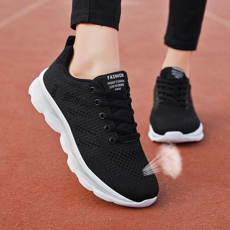 Summer new shoes, large mesh breathable sneakers, lightweight soft soles, built-up dancing shoes, running shoes