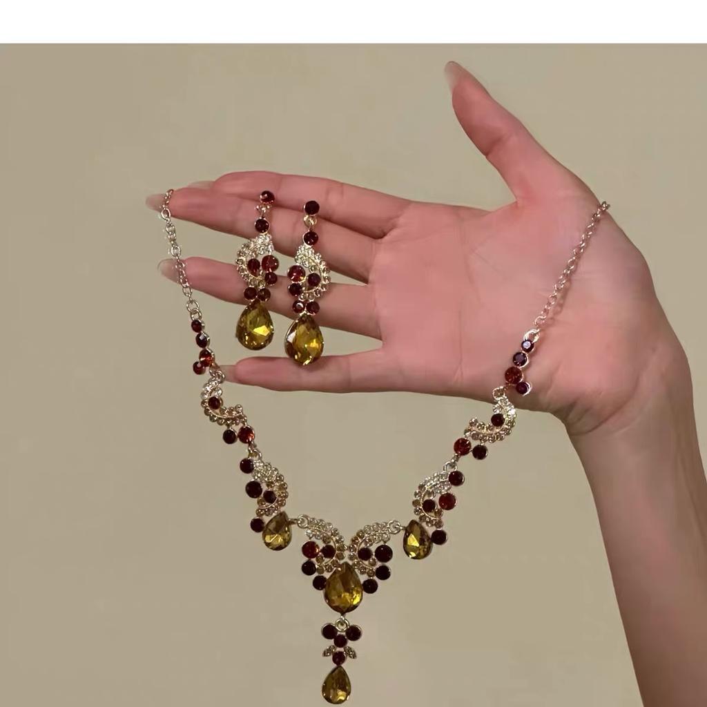 Vintage Castle Iris Retro High-End Court-Style Sparkling Zircon Necklace for Women, Heavy Craftsmanship, Light Luxury Clavicle Chain Accessory Set