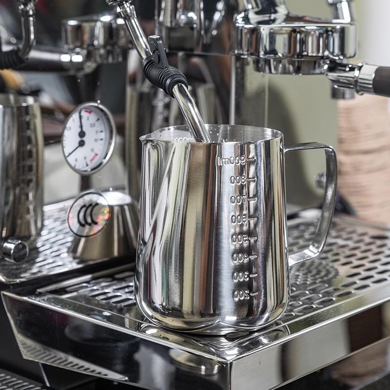 304 Stainless Steel Milk Frothing Pitcher with Scale, Pointed Spout, Ideal for Latte Art and Coffee.
