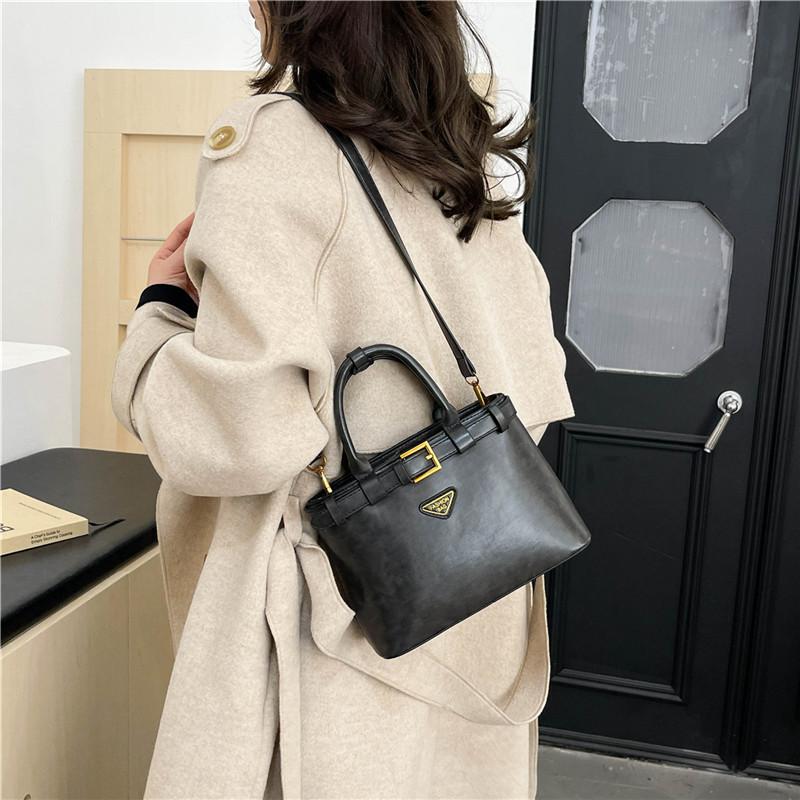 Retro Bag Women's Bag 2025 Winter New Simple and Fashionable Versatile Handbag Oily Leather Hand Carry Messenger Bag