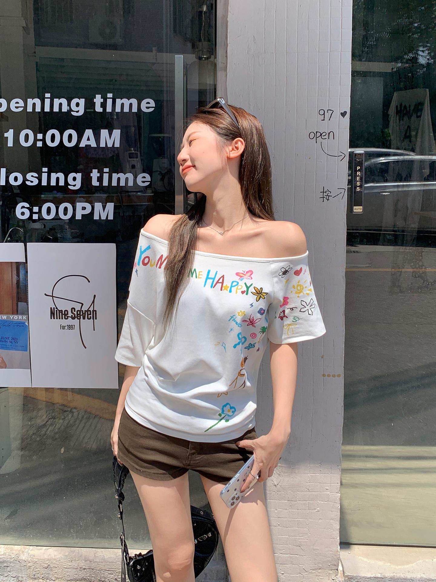 White graffiti letter printing slanted shoulder short-sleeved T-shirt women s summer new design off-the-shoulder loose top S белый