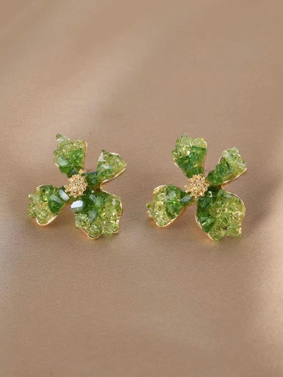 

Серьги-цветы с градиентом цвета «Ирис» черного и шампанского с кристаллами — трендовые и модные, эффектные украшения