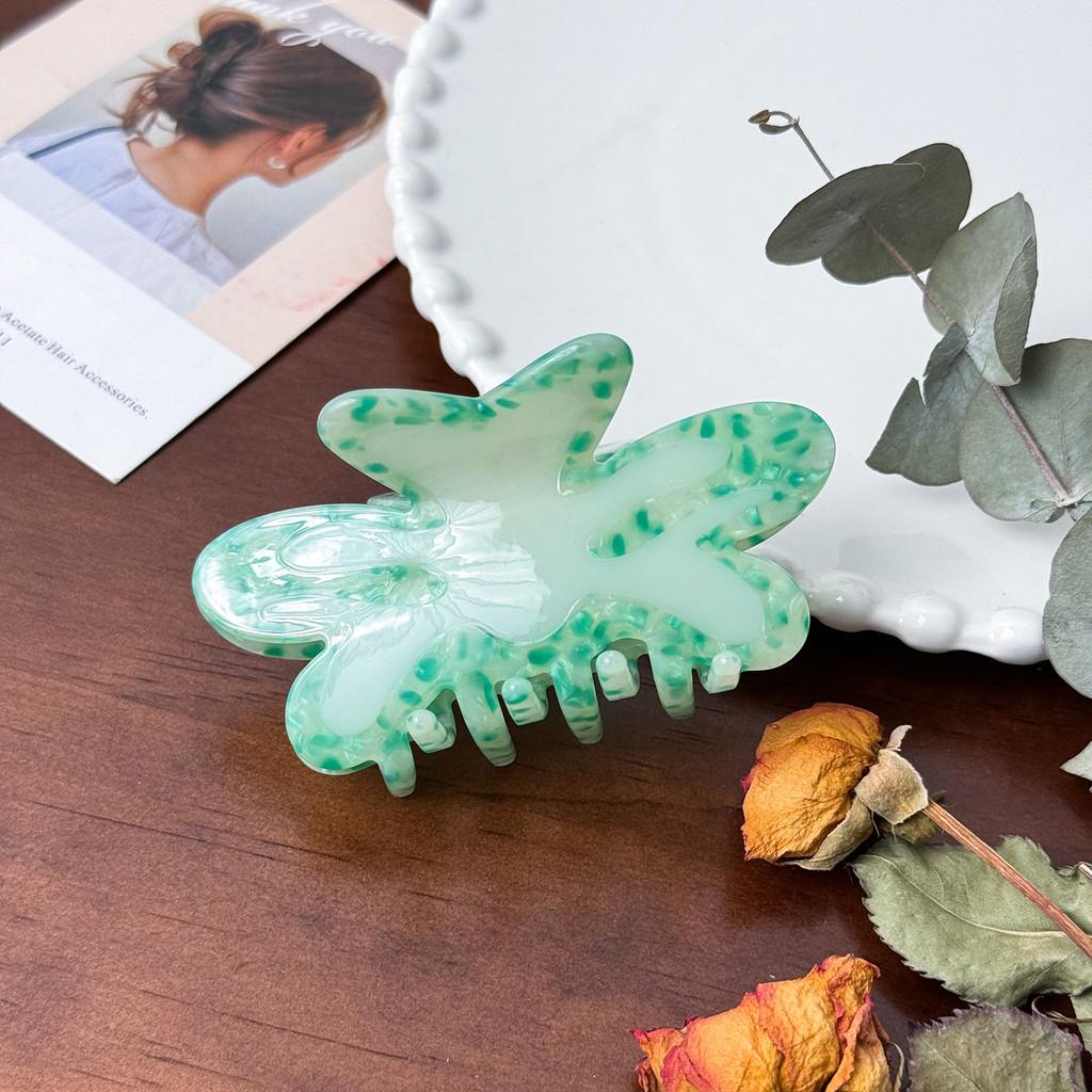 Snyggt och snyggt hårspänne för kvinnor i livfulla prickiga färger för trendiga uppsättningar