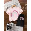 Conjunto de T-shirt Divertida de Verão com Estampa Arco-Íris para Crianças Gola Redonda Manga Curta + Calções de Cintura Elástica Conjunto de 2 Peças Roupas Casuais para Meninas