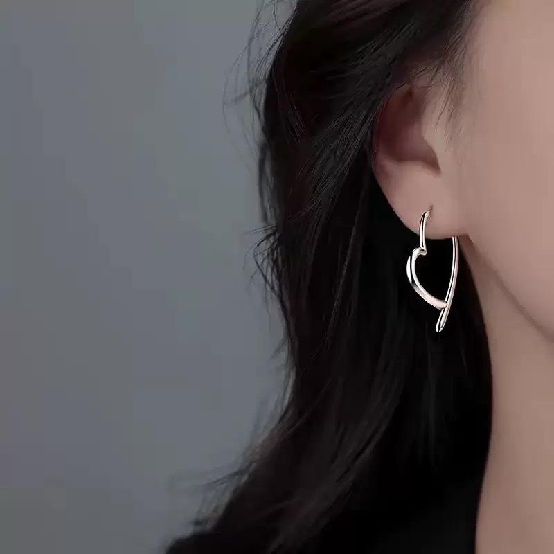 French Retro Geometric Metal Stud Earrings for Women - Elegant and Versatile Heart Design