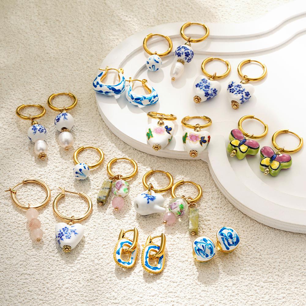 Modische asymmetrische Hängeohrringe aus blau-weißem Porzellan, Vintage Keramik, runde Edelstahl-Creolen, exquisiter Schmuck