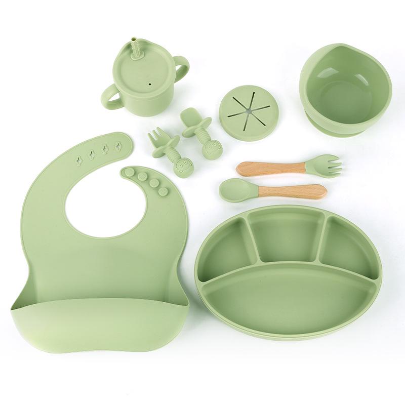 

«Силиконовый набор для еды»: Поднос с разделителями, нагрудник для кормления, ложка и миска для детского питания.