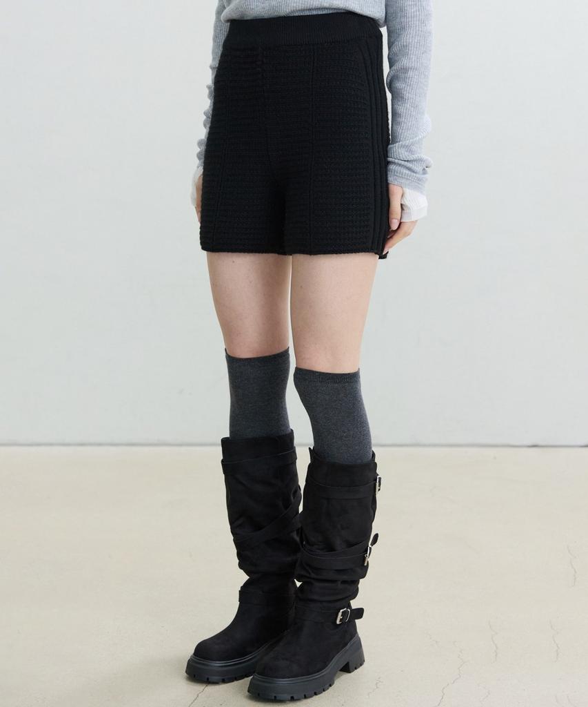 DEETO Tuck Shorts [Black]