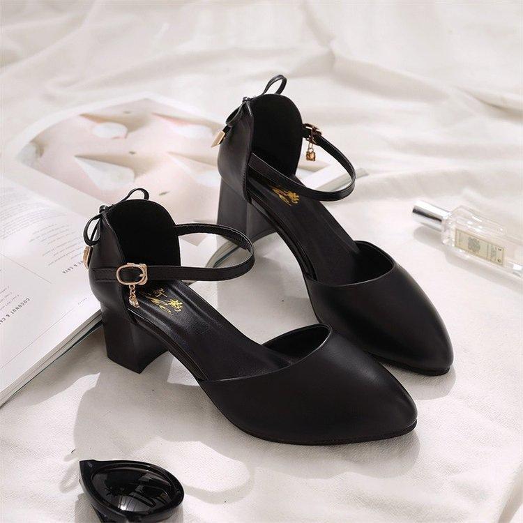 Chaussures baotou à talons hauts talon épais nouvelles sandales d'été à un bouton bout pointu talon moyen chaussures simples