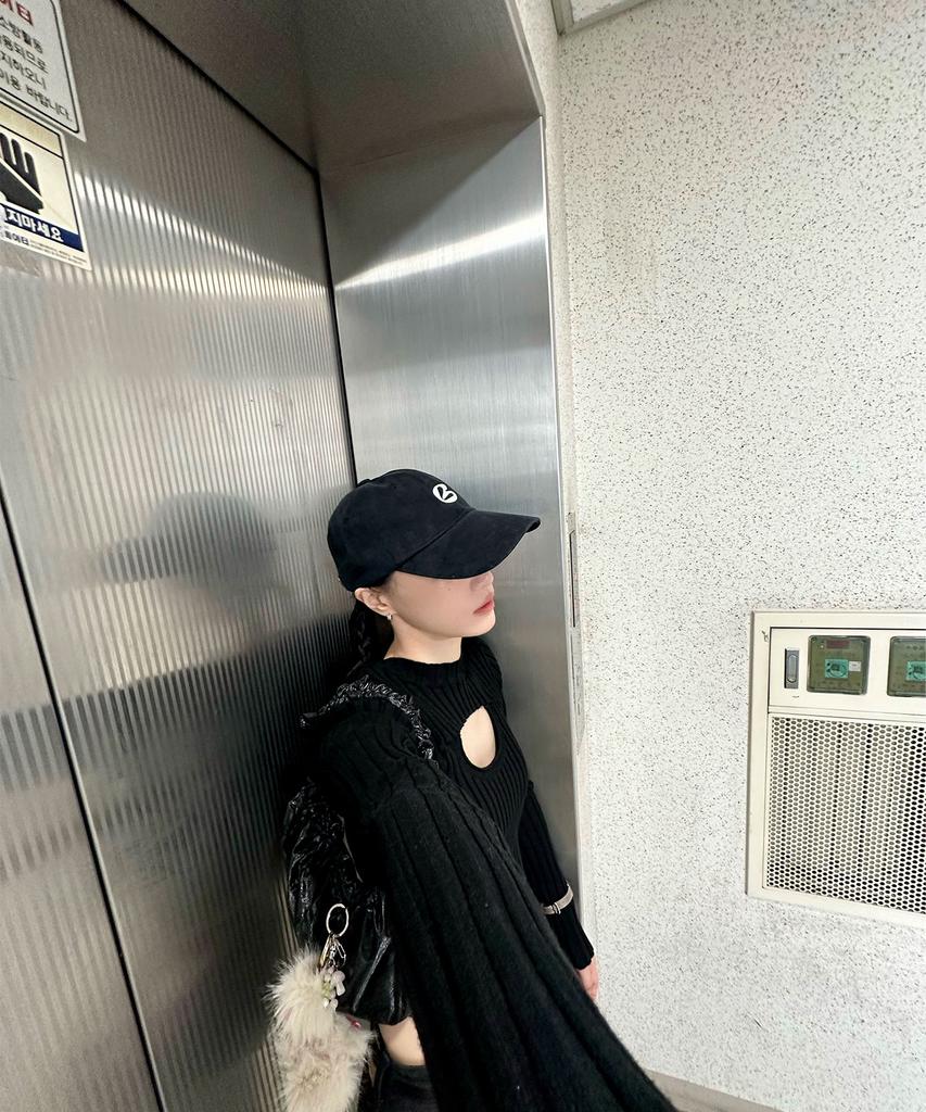 BLUFF B Initial Logo Ball Cap [Black]