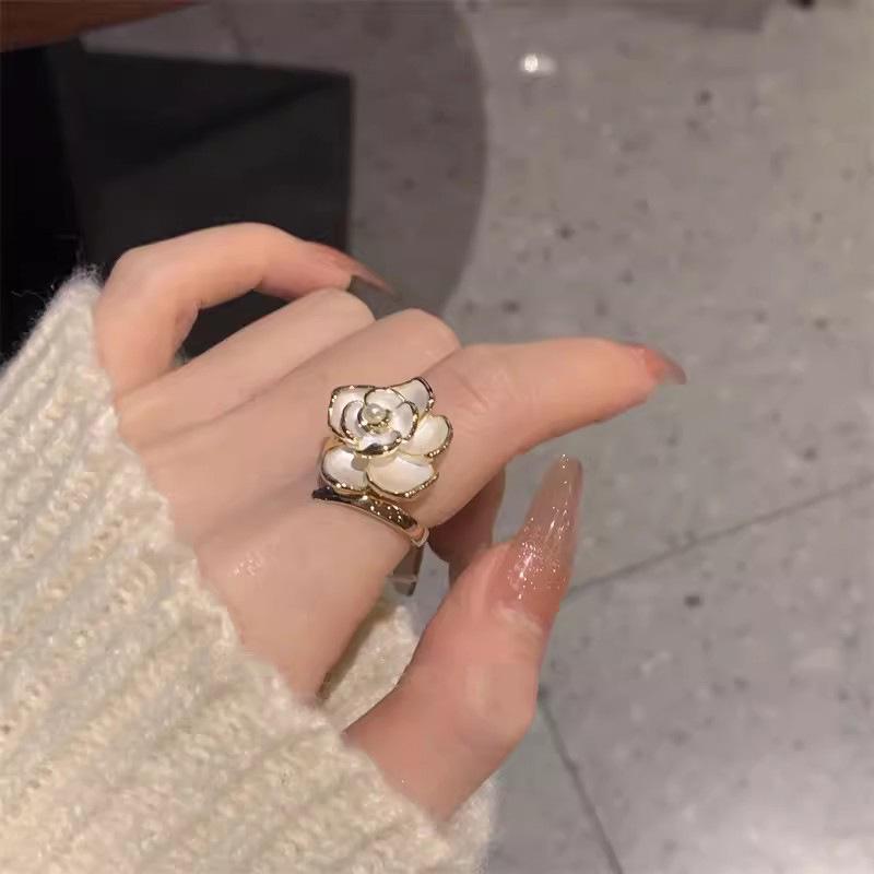Elegant Butterfly Zircon Silver Ring: Women's High-End Luxury Style Jewelry