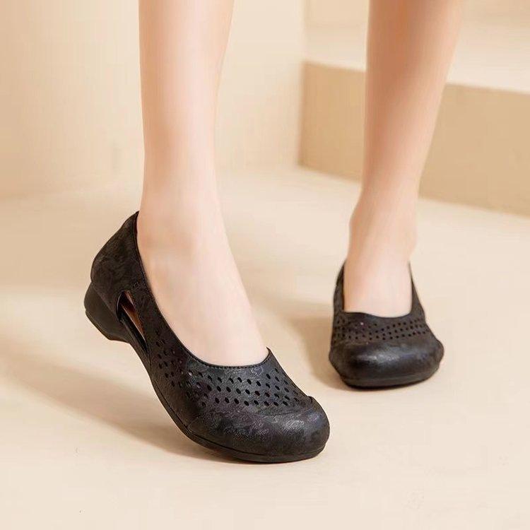 Sandalen Damen rutschfeste Rindflechsensohle 2025 Sommer neu hohl mittelalterlich und älter flacher Boden atmungsaktiv superweich Mode Mutterschuhe