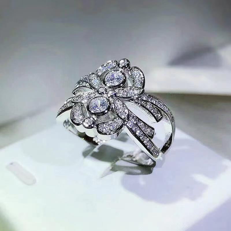 Cao Shi Europäischer & Amerikanischer Retro Floral Diamantring - Damen Symmetrisches Kreuz Finger Design