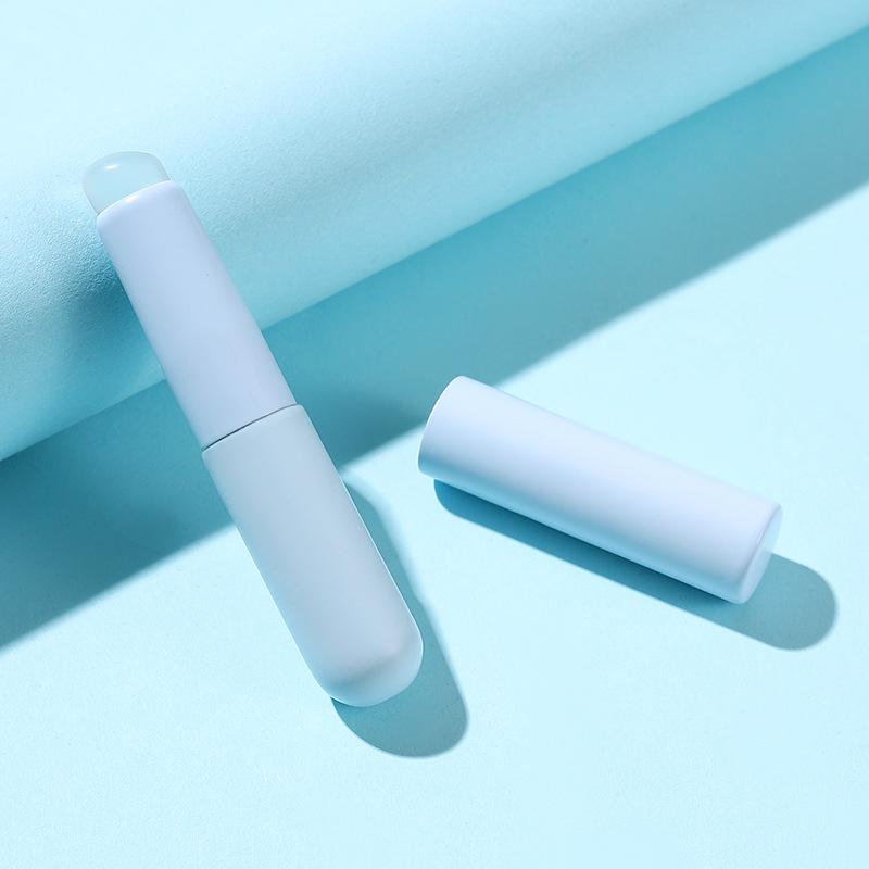 Silicone Lip Brush with Cover - Portable Round Head Brush for Lipstick and Concealer Blending.