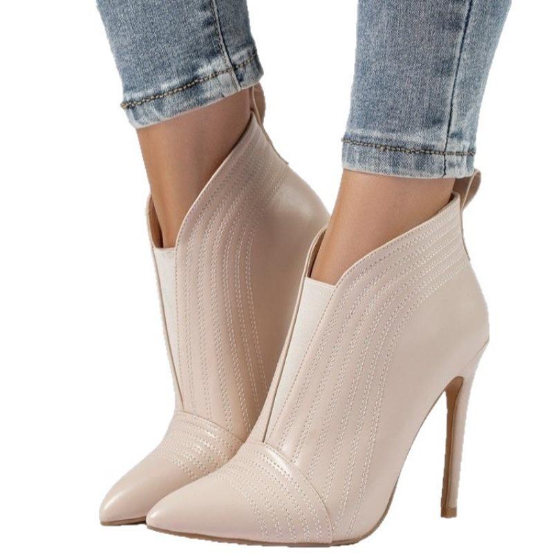 High-heeled pointed-toe style Chelsea boots are solid colors for autumn, and they are heightened and worn over short fashion boots