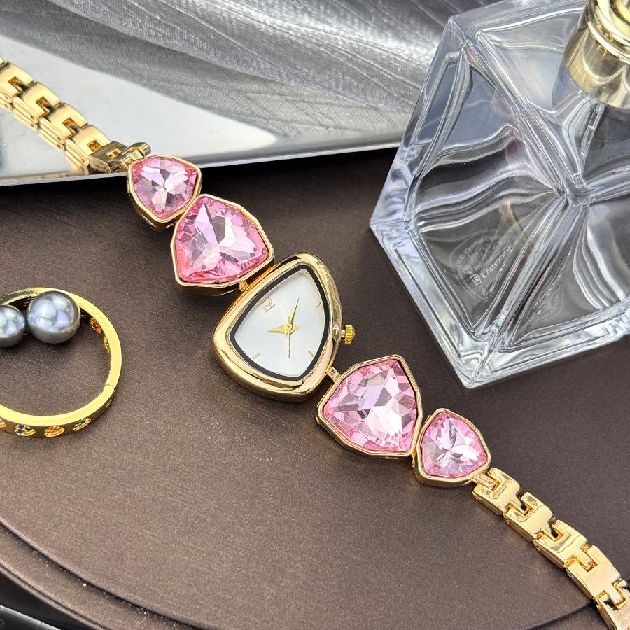 

Необычные часы с ремешком в виде крупных бриллиантов, модные женские часы, легкая роскошь, нишевый цвет, инкрустированные бриллиантами, кварцевые часы особой формы