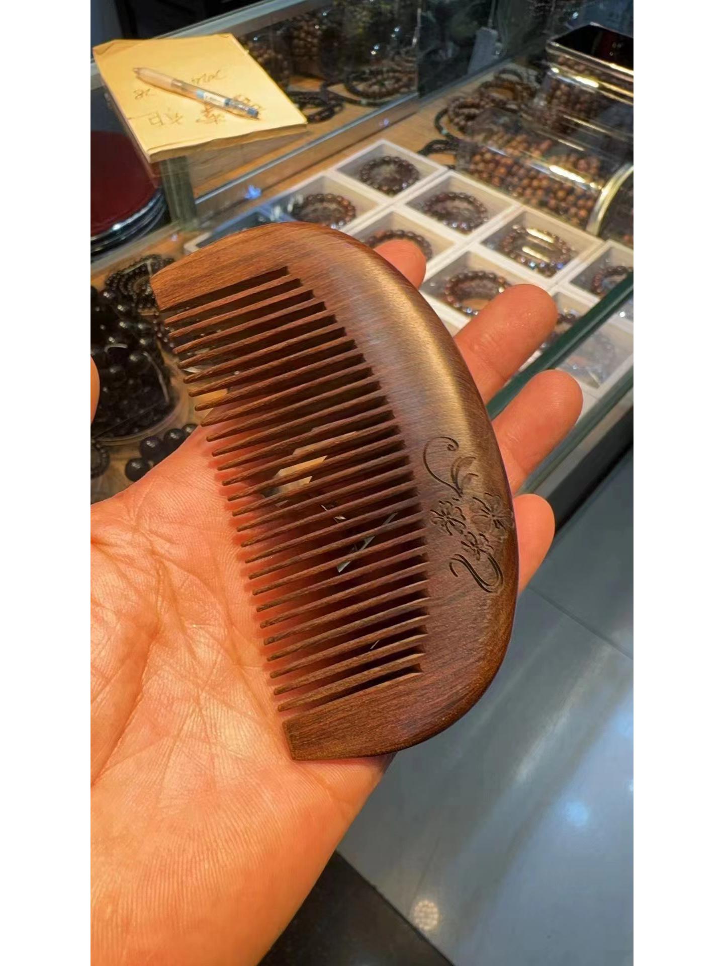 

Гребень-полумесяц из сандалового дерева: Черно-золотой дизайн «Солнце и Луна» для массажа кожи головы