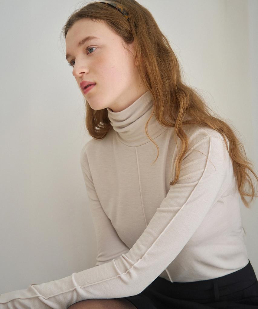 Deuloupisumeon Pintuck Turtleneck Long Sleeve Top [Ivory]