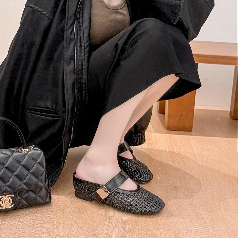 Französische hohle gewebte Tasche Kopf coole Hausschuhe Damen 2025 neu Oberbekleidung lässige Nische römischer Stil halbe Schleppsandalen Sommer