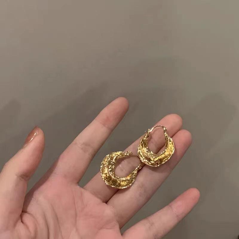 French Retro Metal Pleated Hoop Earrings - Minimalist Cold Style Design.
