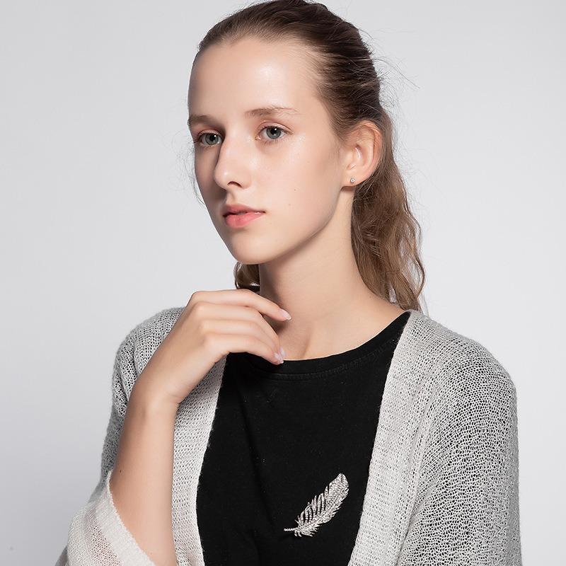 Elegancka i wyrafinowana broszka damska z piórkiem w całości wysadzanym diamentami, prosta i modna broszka