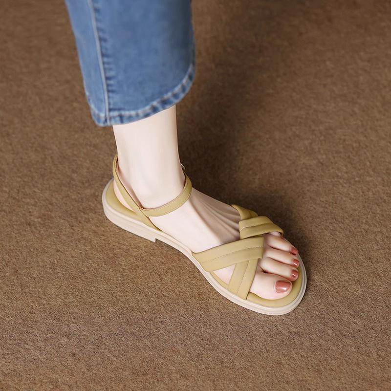 Flat beach Roman sandals  versatile for wearing outside 2025 new retro women's shoes
