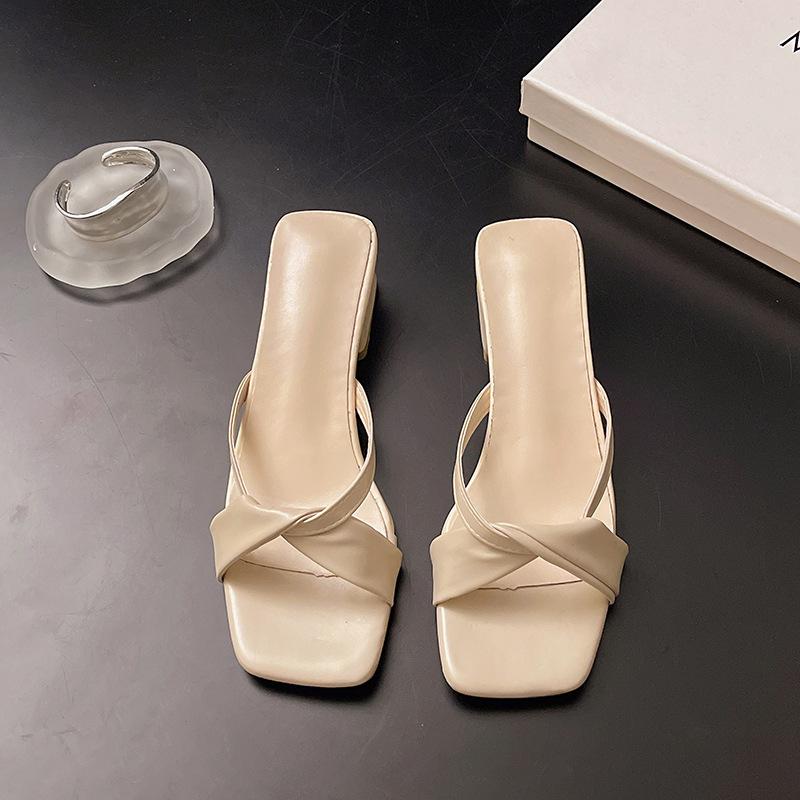 

Квадратная головка толстый каблук классные тапочки женская летняя верхняя одежда модный дизайн чувство ниша средний каблук складки крест тонкий ремешок одно слово сандалии 40