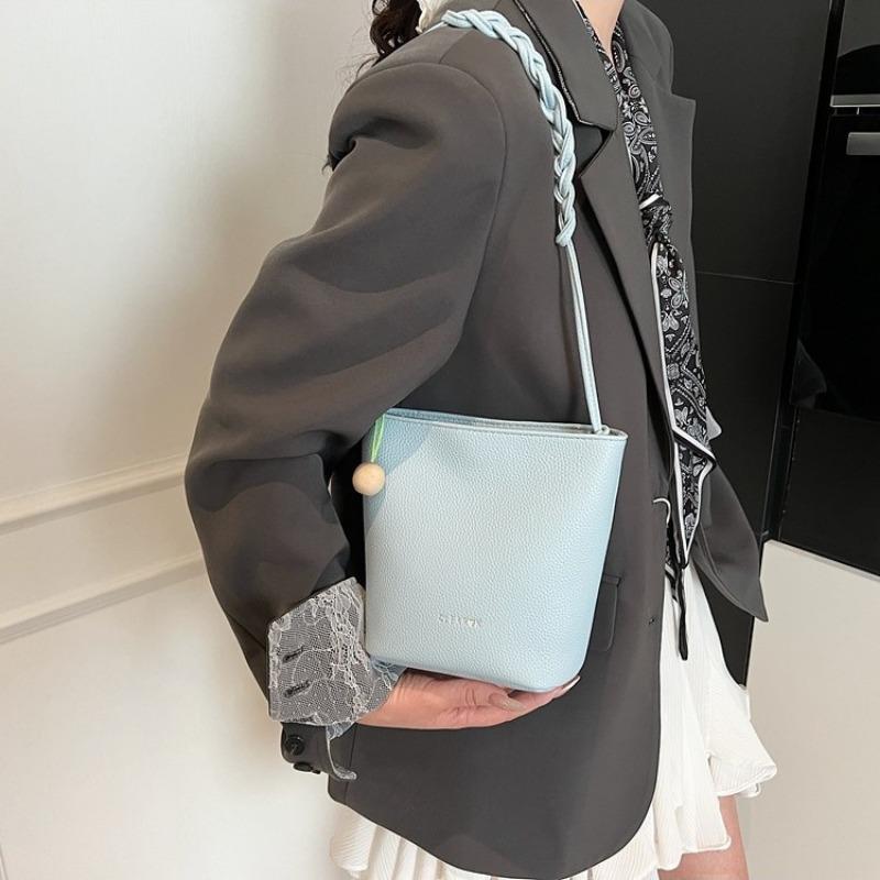 New large-capacity sense retro versatile bucket bag women's fashion shoulder work commuter messenger bag bag