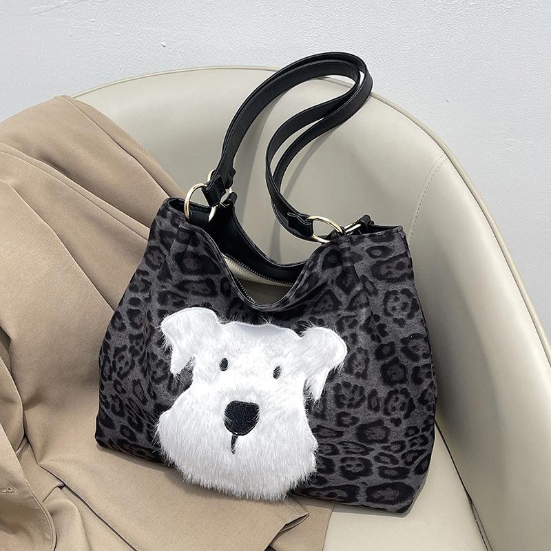 

Large capacity leopard print armpit bag autumn and winter new fashion retro shoulder bag casual commuter tote bag чёрный