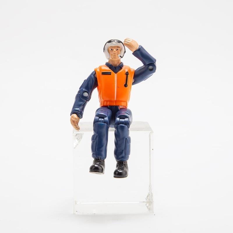 1/18 Scale Pilot Figure Model, 9CM Joint Movable Pilot Figure with Authentic Pilot Attire Gift for Adult Kids