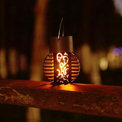 ¡Ilumine su jardín con esta elegante lámpara colgante LED que funciona con energía solar!