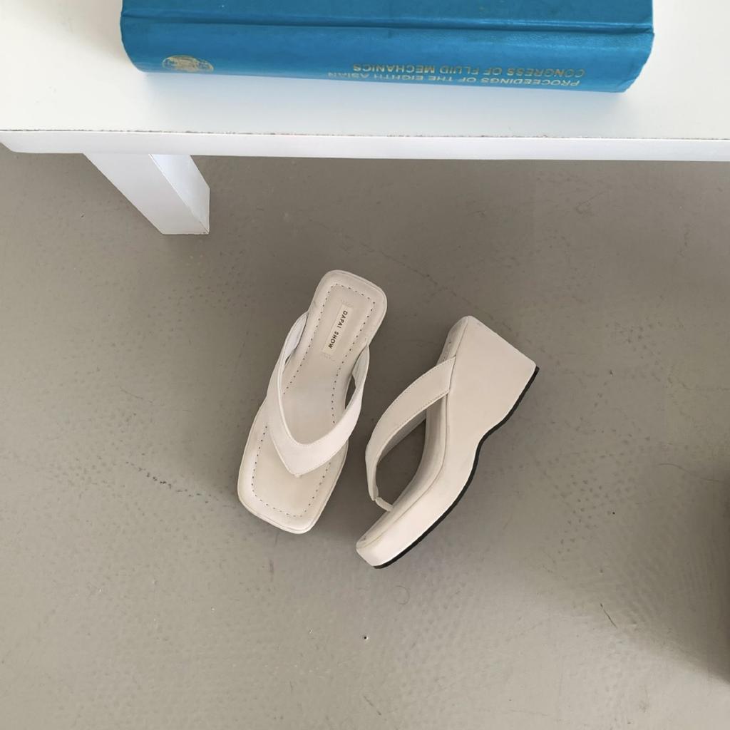 Versatile flip-flops toe slippers women's 2025 summer new European and American square head Internet celebrity sexy slope heel square head cool sl