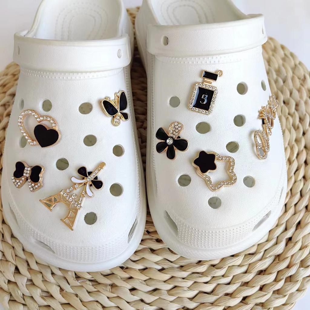 Neue Lochschuhe Schuhschnalle DIY Jinta Liebe Strassschuhe Blume Schuhschnalle Gartenschuhe Dekoratives Zubehör Set