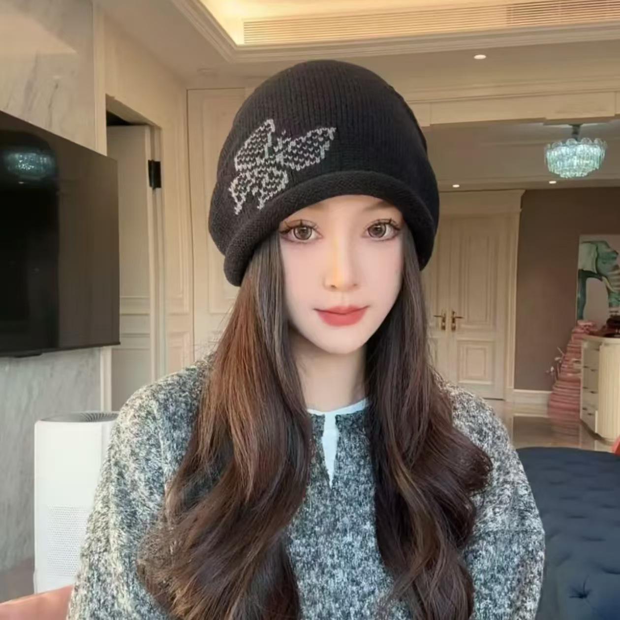 

Curled brim beanie for women, autumn and winter, unique design with butterfly embroidery, ear protection, warm hat, versatile head wrap, trendy Sheep wool（10%-30%）