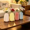 Ornement Vase Gain de Place Ornements Céramiques Bouteille Ronde Compacte avec Rayures Colorées Fraîches Rayures Multicolores Étagère à Livres pour Fleurs Table