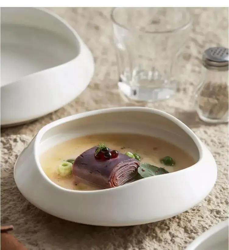 Weiße Keramikteller, Geschirr für Vorspeisen und Desserts, Hotels, Restaurants, Salatschüsseln, Unregelmäßige Teller, Besteck