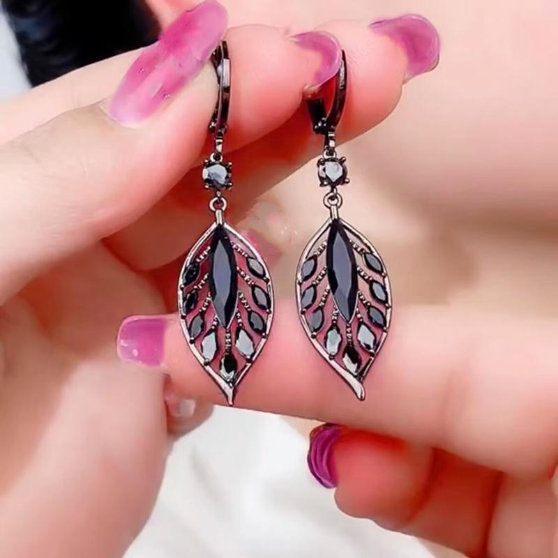 2023 New Fashion Trend Zircon Crystal Black Leaf Pendant Earrings for Women Unique Design Temperament Cool Girls Party Zircon