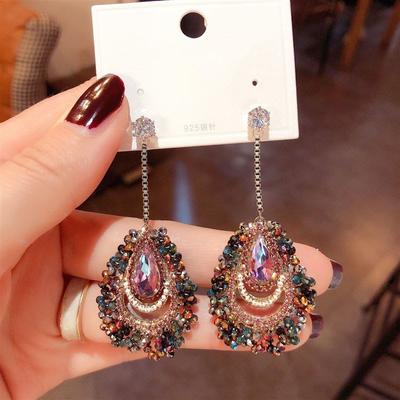 Style ethnique, design unique, boucles d'oreilles incrustées de diamants, féminité, individualité, niche, sensation haut de gamme, clous d'oreilles rétro, luxe léger