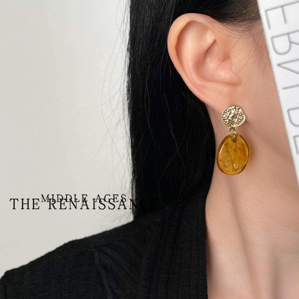 Vintage light antique geometric round hammer pattern metal brown earrings light luxury literary earrings