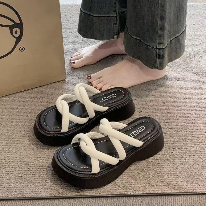 Leichte erhöhende Kreuzsandalen Damen Oberbekleidung 2025 Sommer neue kleine dicksohlige Slipper ausländischer Stil vielseitige Muffinschuhe
