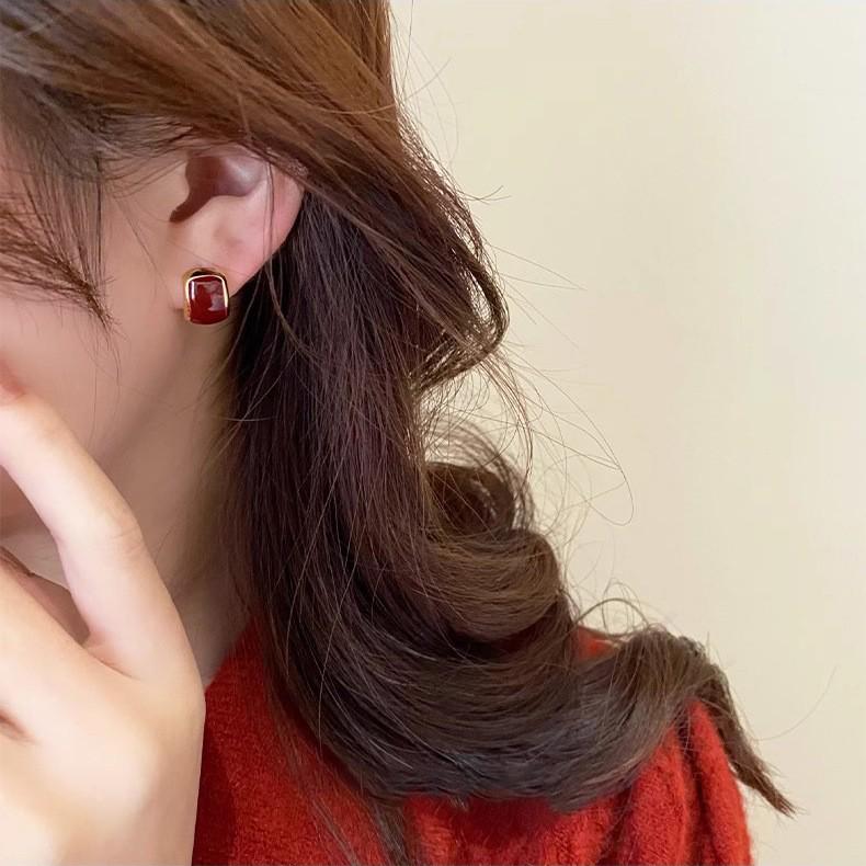 2024 Retro Amber Brown Women's Stud Earrings: High-End, Light Luxury, Niche Hong Kong Style